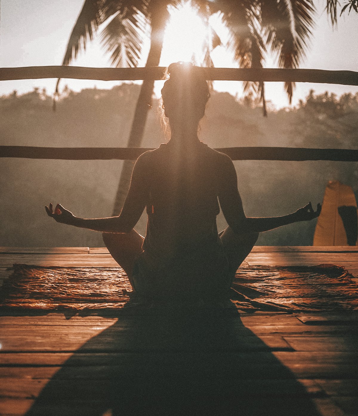 Séance de yoga au lever du soleil